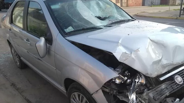 Un conductor impactó fuertemente con un auto estacionado