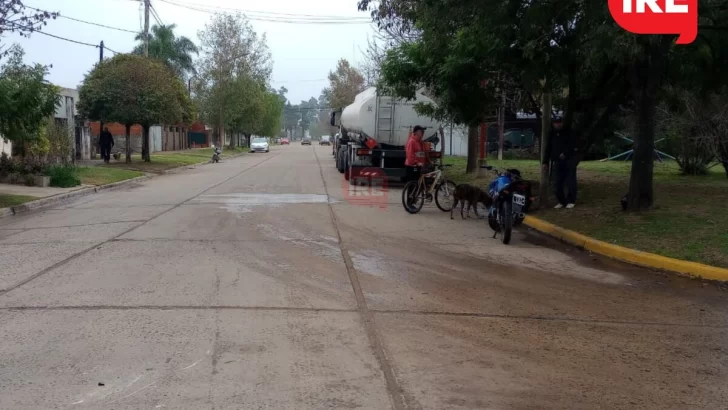 Una moto y un auto chocaron en Barrancas y un joven resultó lesionado