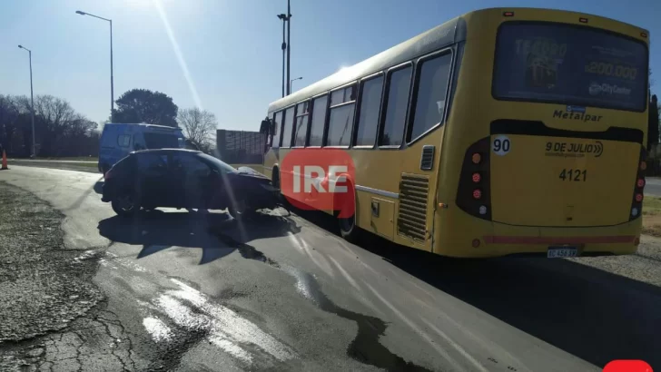 Una familia de Rosario que iba a Timbúes chocó contra un colectivo