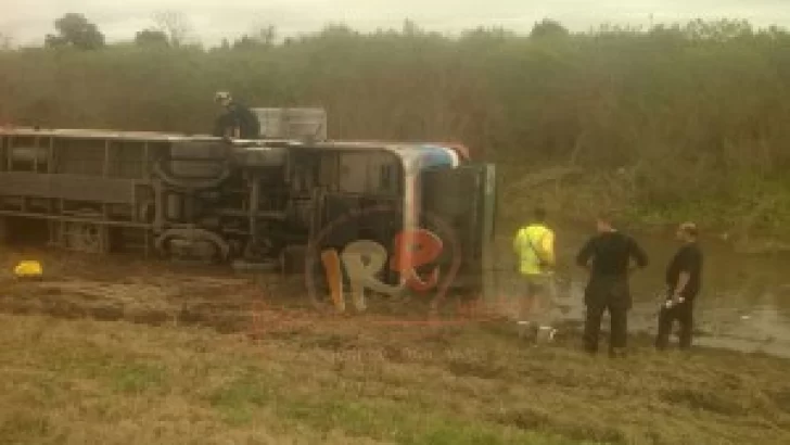 Volcó un colectivo en autopista: 20 heridos