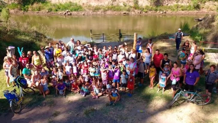 Cierre de colonia: Los chicos armaron barquitos con deseos