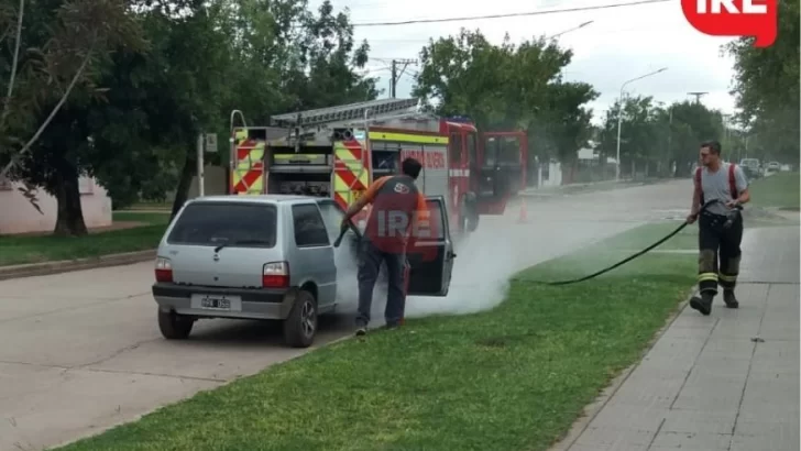 Volvía de trabajar, vio humo en el auto y lograron sofocar el incendio a tiempo