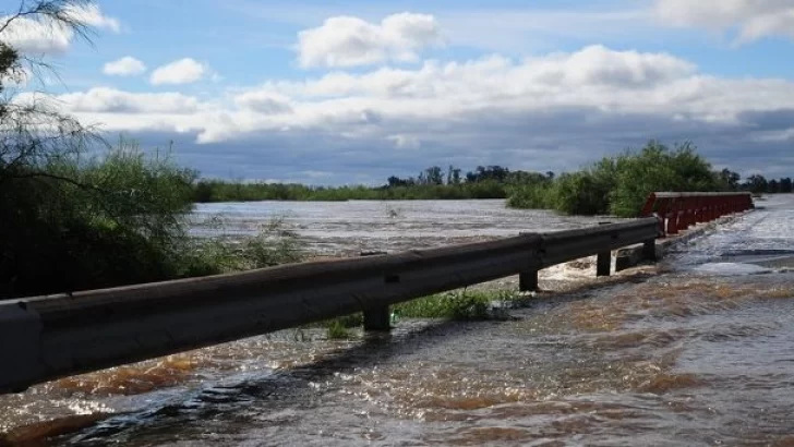 Una camioneta cayó en un arroyo: Los ocupantes fueron rescatados