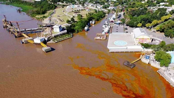 Detectaron un importante derrame de aceite en la playa de Bunge