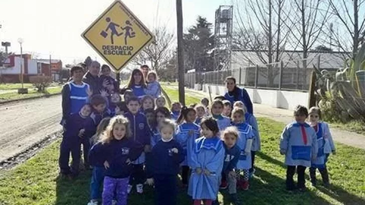 Educación vial: La Comuna colocó un cartel frente al Jardín