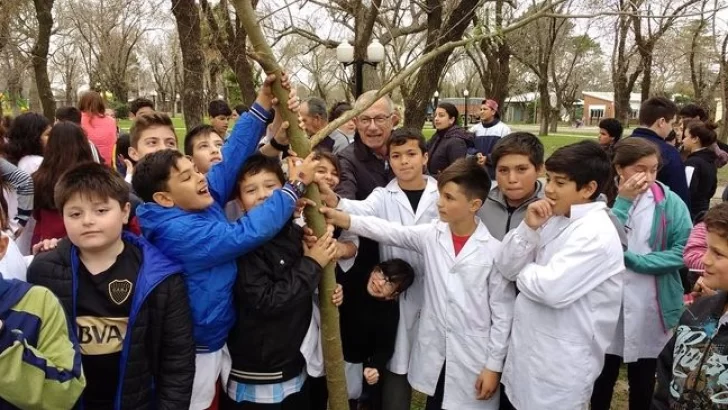 Día del árbol: plantaron varios ejemplares en la plaza central