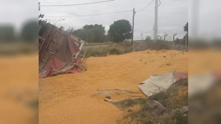 Anoche un camión hizo una mala maniobra y volcó el acoplado