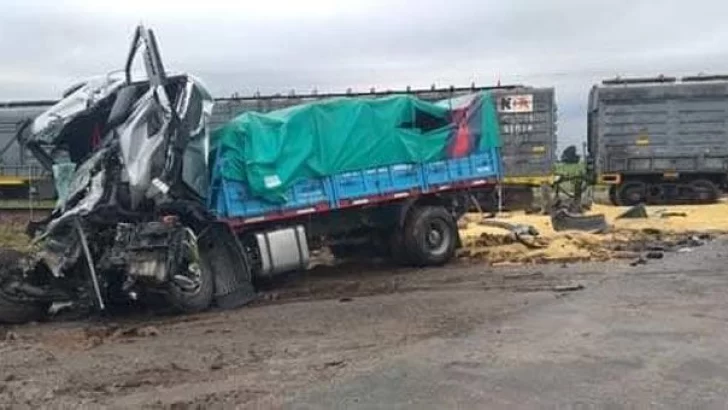 Un camión fue arrollado por el tren en Díaz: El transportista debió ser rescatado