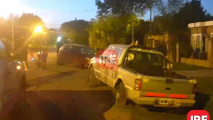 Un muchacho perdió el control de su auto y chocó una chata estacionada