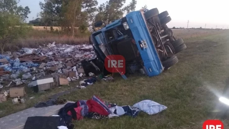 Espectacular vuelco en Autopista de un camión que trasladaba bebidas