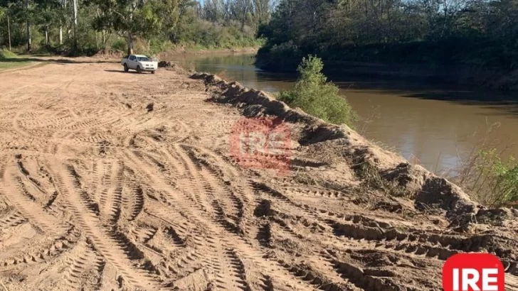 Oliveros sigue recuperando su costa y desmalezó la zona de Vialidad