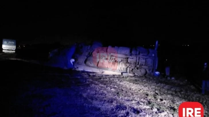 Un camión perdió el control y volcó sobre autopista a la altura de La Ribera