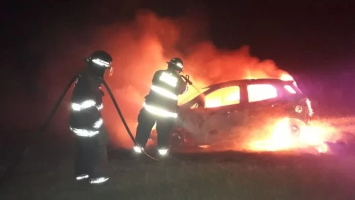 Ardió en llamas el auto de una andinense que conducía por autopista