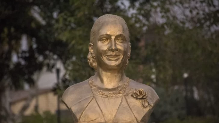 Timbúes restauró y volvió a inaugurar el busto de Evita que había sido vandalizado