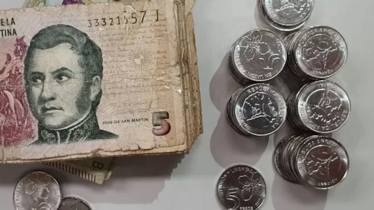 Faltan monedas de cinco pesos y hay inconvenientes con los vueltos