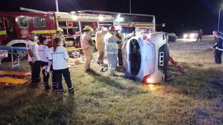 Dos vecinos de Barrancas tuvieron un accidente en autopista y quedaron atrapados