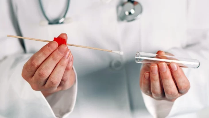 Se activó el protocolo por una mujer y hay doce personas aisladas