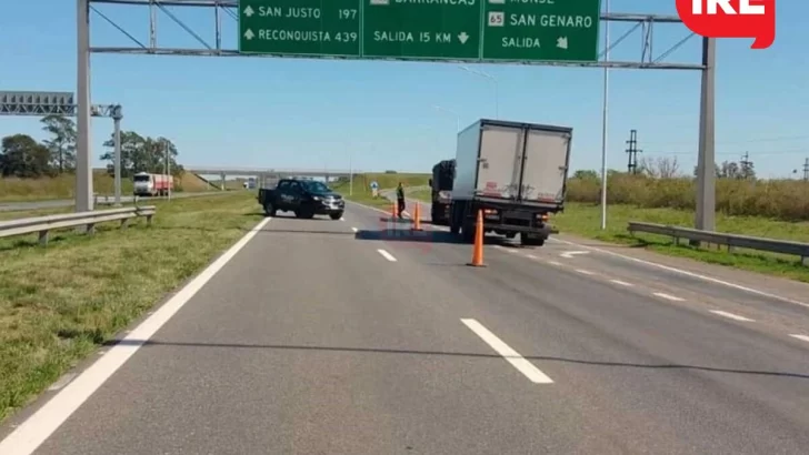 Una pareja viajaba en autopista, se le reventó un neumático e impactaron contra un camión