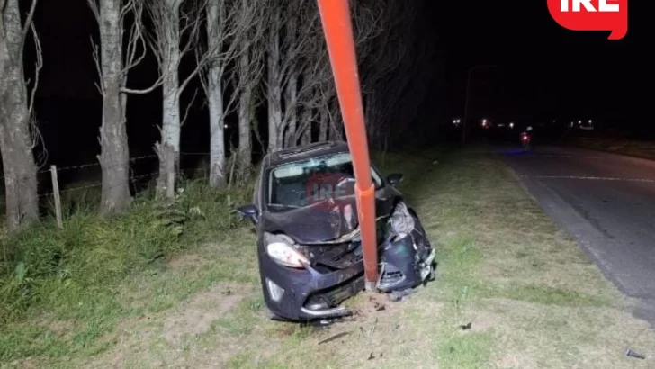 Perdió el control del auto en colectora de Timbúes e impactó contra dos postes de luz