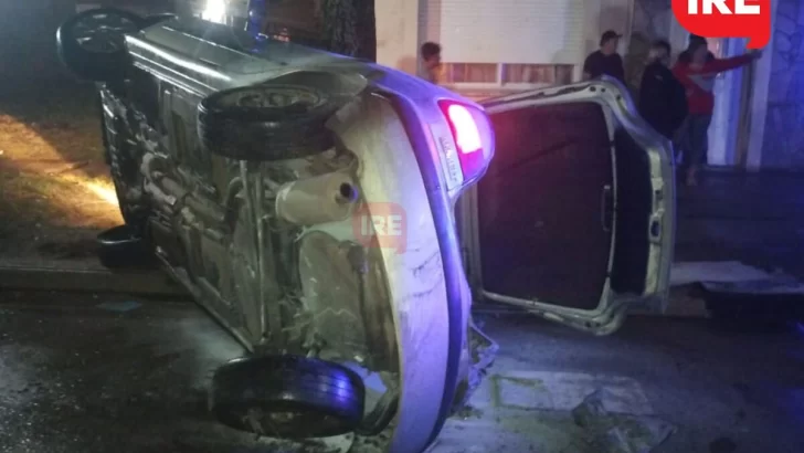 Tuvo una falla mecánica en el auto, impactó contra un árbol, volcó y se prendió fuego