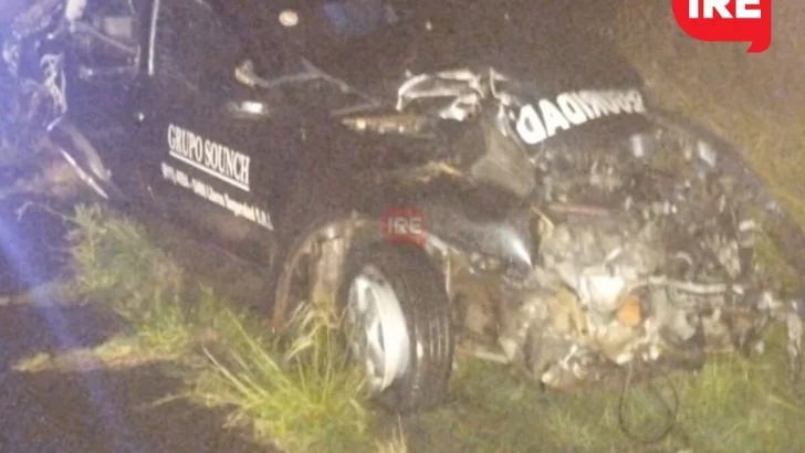 Un auto despistó por un charco en autopista y terminó chocando en el puente de Monje