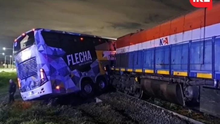 Terrible choque entre un colectivo y el tren dejó cuatro heridos en San Lorenzo