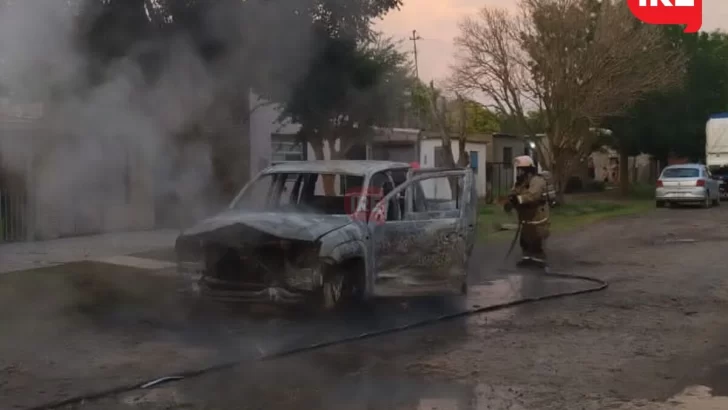 Se quemó por completo una camioneta estacionada en barrio San Cayetano