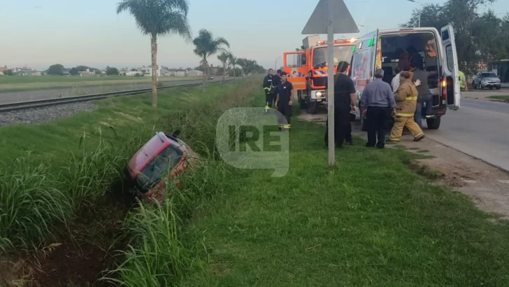 Un hombre de Oliveros despistó sobre ruta 11, quedó atrapado y lo rescataron los bomberos