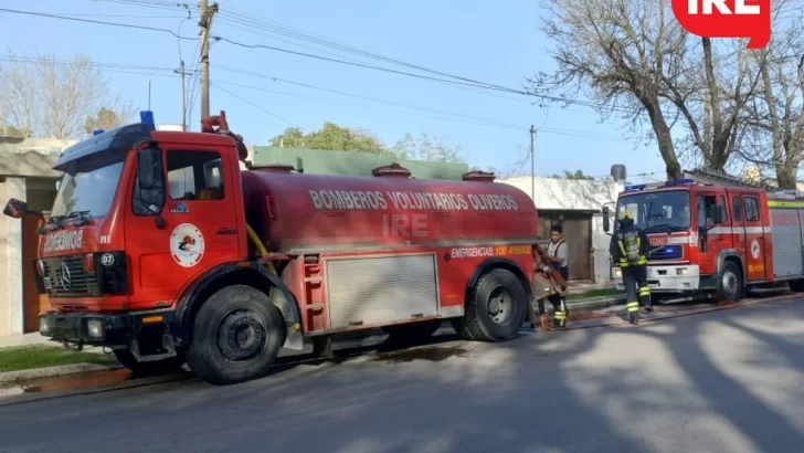 Incendio y susto: Bomberos sofocaron un foco en el centro de Oliveros