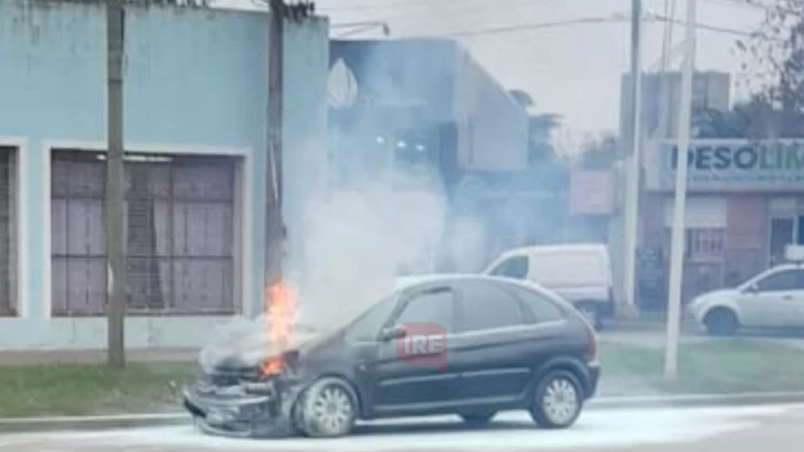 Un susto: Circulaba en su auto por ruta 11, vio fuego y se bajó a tiempo