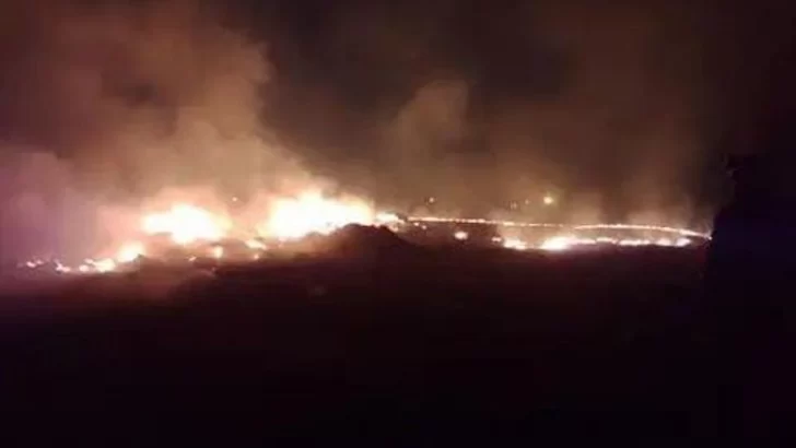 Bomberos se movilizaron hacia un incendio de pastizales entre Barrancas y Casalegno