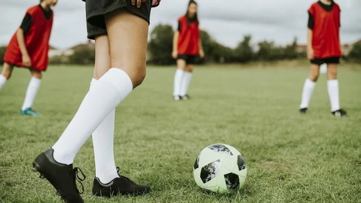 Oliveros convoca a jugadoras para practicar y armar un equipo de fútbol femenino