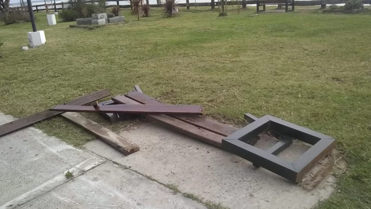 Creyeron que era vandalismo pero una moto se chocó el banco del paseo ribereño