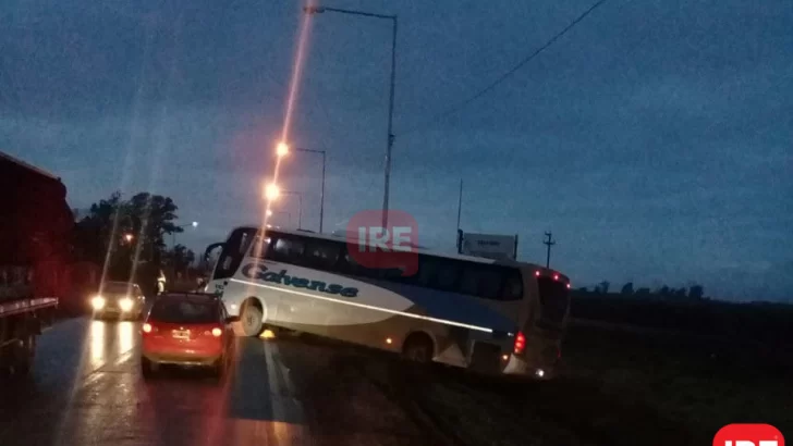 Un colectivo hizo una mala maniobra y quedó cruzado en ruta 11