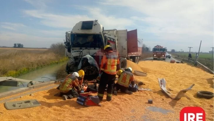 Chocaron dos camiones en el puente del canal Serodino: La 91 cortada