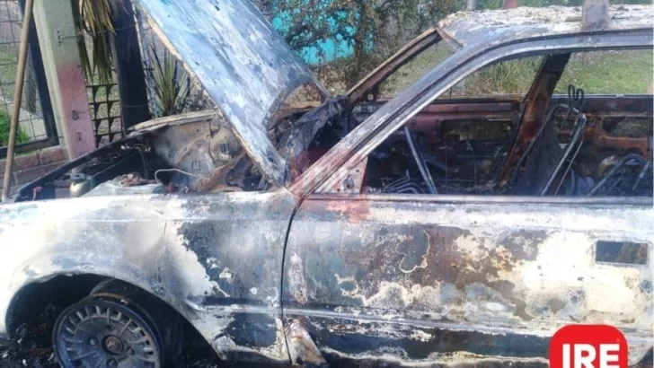 La Boca: Esperaron a que se vayan a dormir y le prendieron fuego el auto