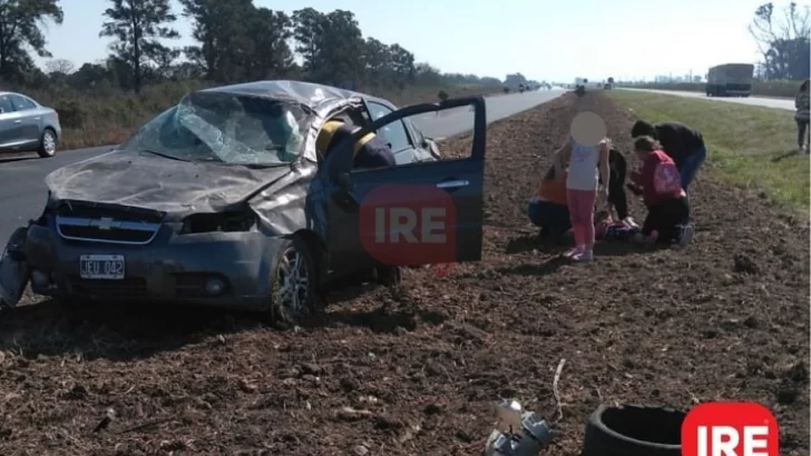 Una nena salió despedida tras volcar en autopista y resultó con heridas leves