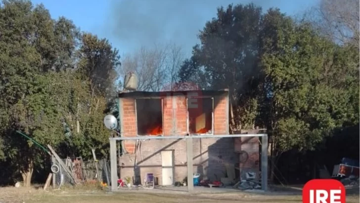Se incendió una vivienda en Barrio Santa Rosa y las pérdidas fueron totales