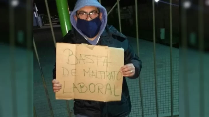 Por maltrato laboral, un trabajador se encadenó a la puerta de IDM