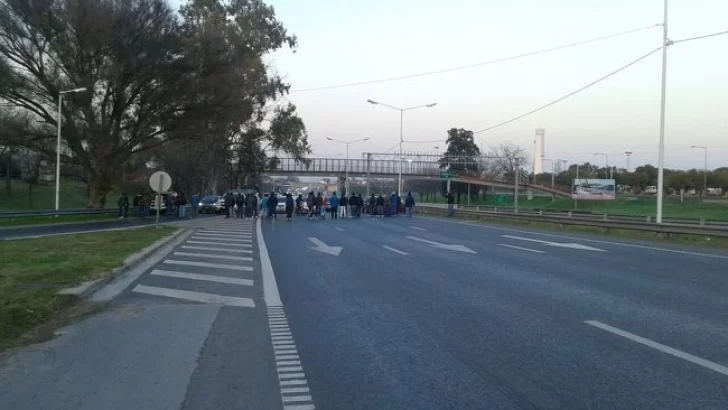 Pescadores cortan Circunvalación