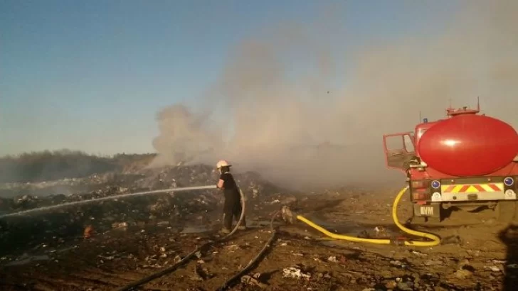 Bomberos y maquinarias de la Comuna trabajan para sofocar un incendio en el basural