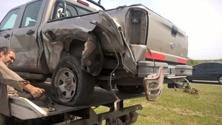 Un camión perdió un neumático que impactó en una camioneta