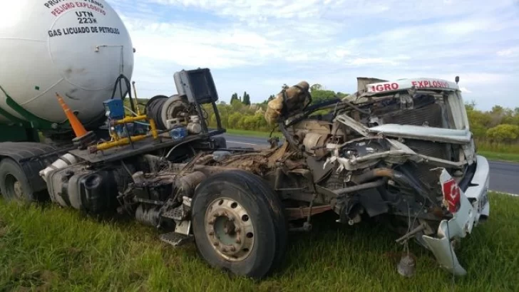 Vuelco en la autopista de un camión con gas metano