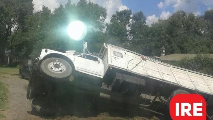 Volcó un camión con acoplado en la Ruta 91, no hay heridos