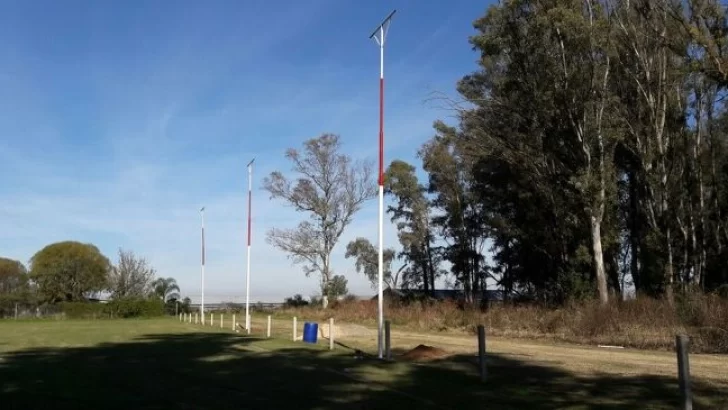 Hockey: Plantaron los nuevos postes de iluminación del estadio