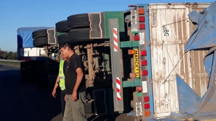Urgente: volcó un camión sojero en el acceso a Villa La Ribera