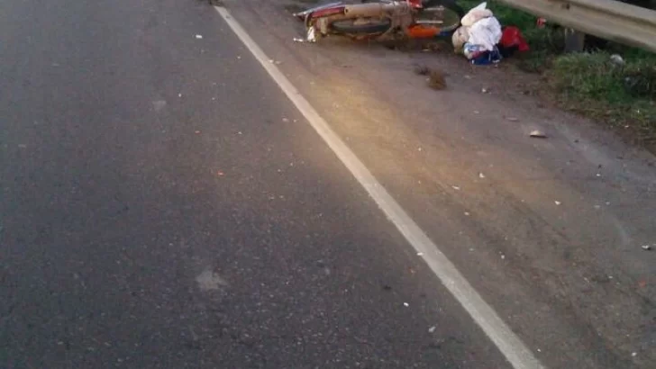 Un colectivo chocó a una moto: dos lesionados