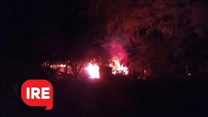 Se incendió una casa en el camping y hay disturbios entre vecinos