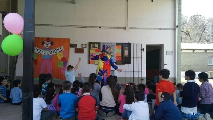 Villa La Ribera: Los niños celebraron su día en la Escuela con “Chispita”