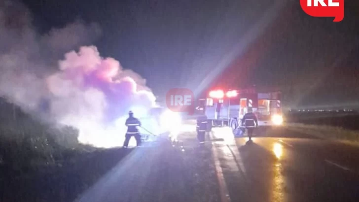 Viajaba por ruta 10, vio fuego en el capot y llegó a bajarse a tiempo